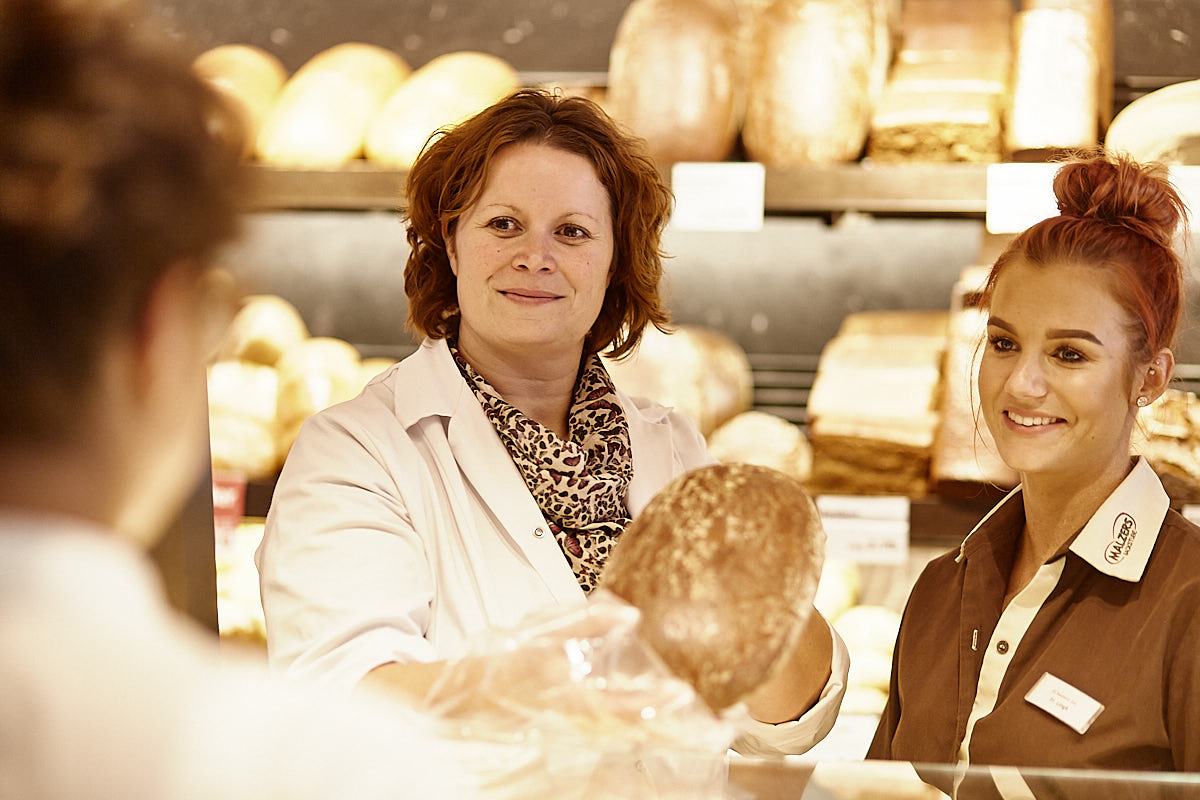 Bäckereifachverkäuferin bei der Arbeit