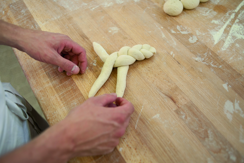 Bäckerazubi flechtet Hefezöpfe Bäcker flechtet Hefezöpfe