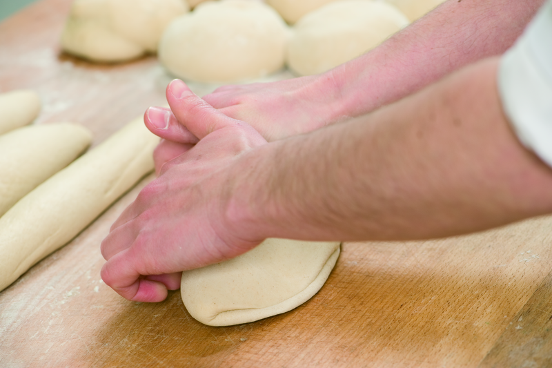 Teig wird mit Händen geformt