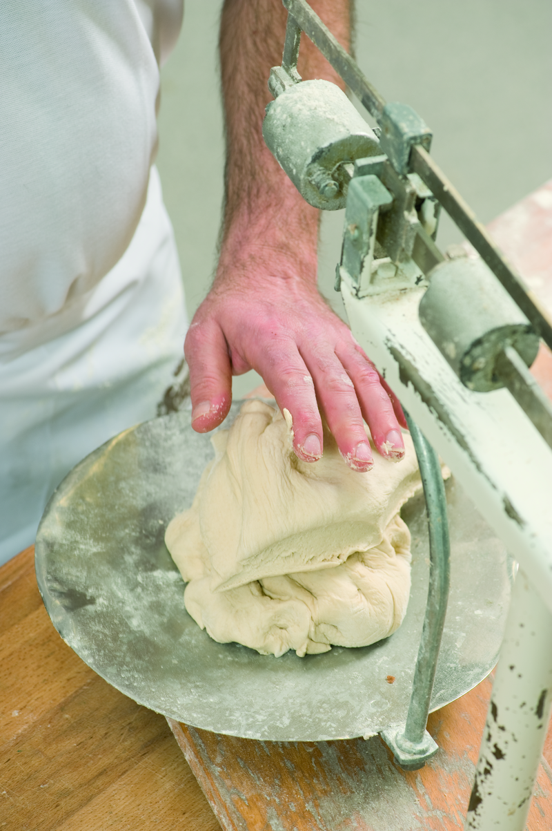 Bäcker wiegt Teigstücken