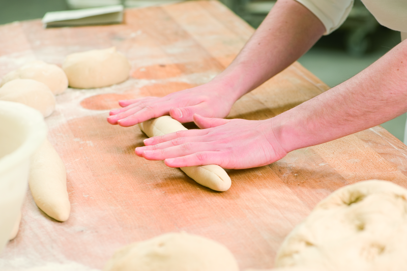 Teig wird mit Händen geformt