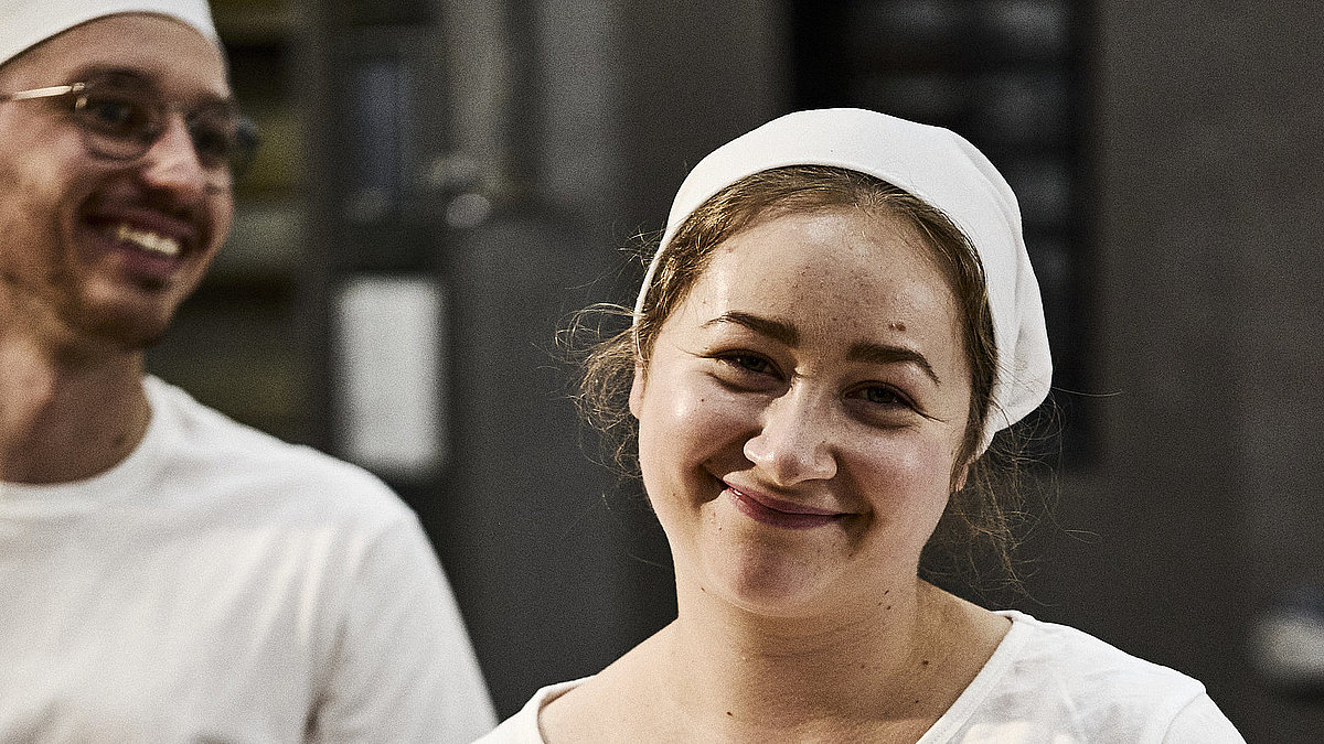 Bäckerin beim Teig Kneten