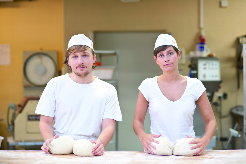 Bäckerauszubildende kneten Teig