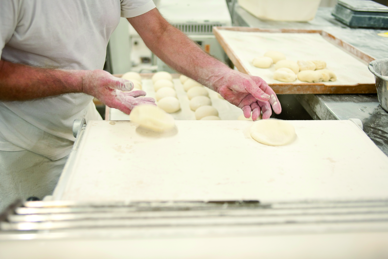 Teigfladen werden zum Backen vorbereitet