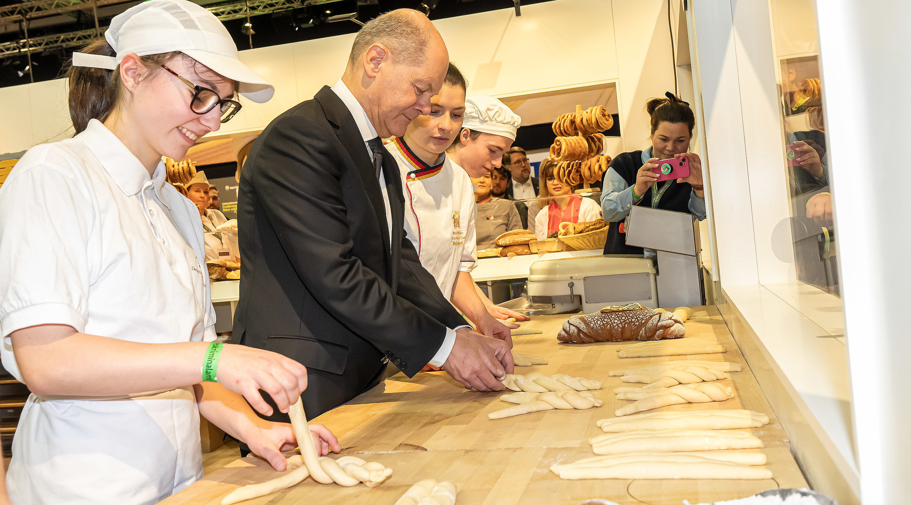 Olaf Scholz flechtet Hefezopf