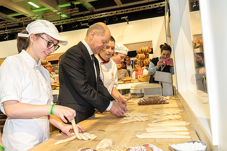 Olaf Scholz flechtet Hefezopf