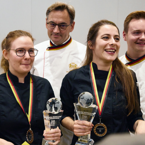 Deutsche Gewinnerinnen auf der iba 2023 mit Glaspokal und Medaillen