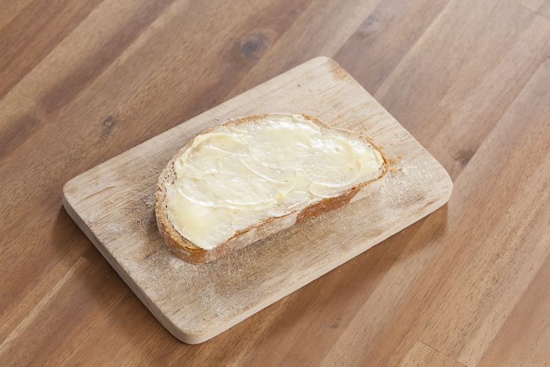 Butterbrotscheibe auf einem Holzbrett