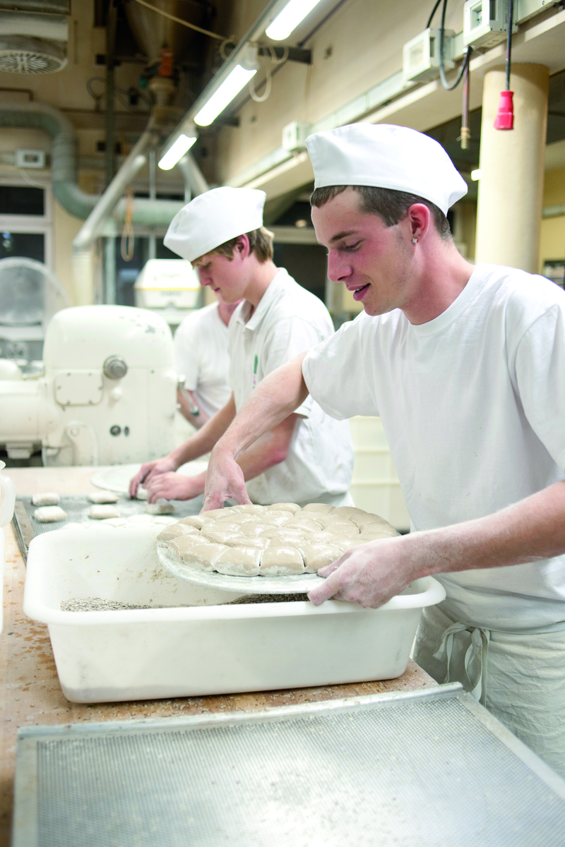 Bäckergesellen setzen Teig an