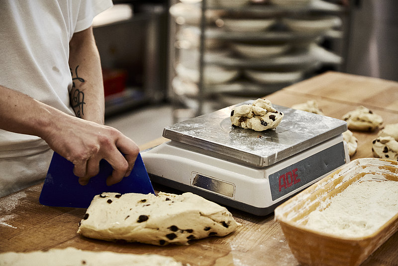 Bäcker portioniert Teig