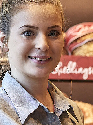 Bäckereifachverkäuferin nimmt Brot