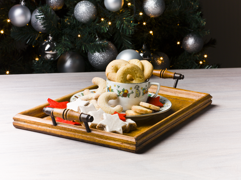 Verschiedene Plätzchen auf einem Tablett