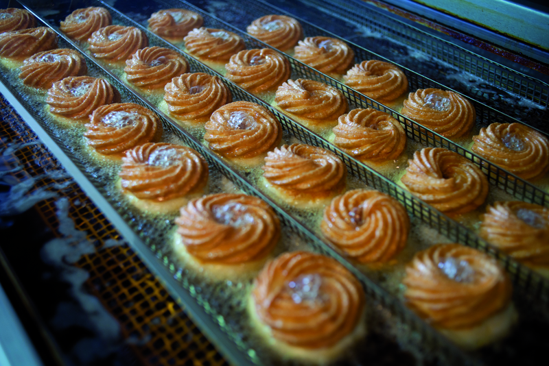 Frisch gebackenes Spritzgebäck in Öl