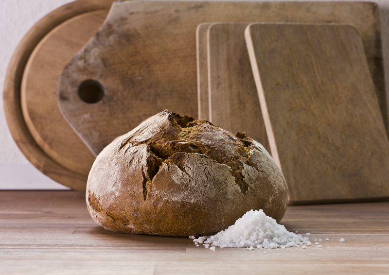 Rundes Krustenbrot, Holzbretter und Salz