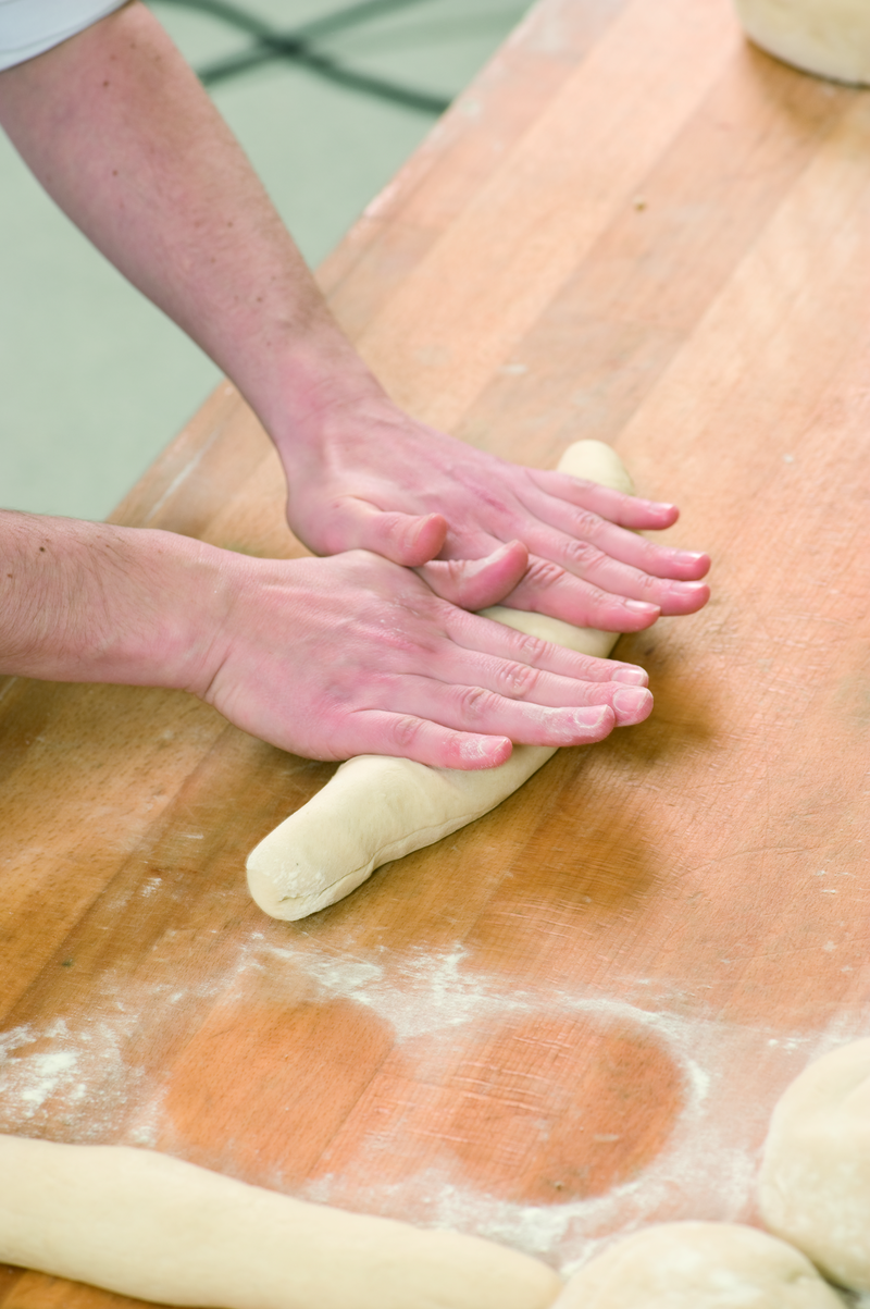 Teig wird mit Händen geformt
