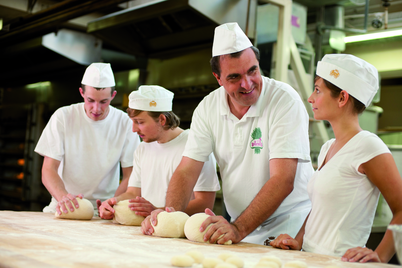 Bäckermeister erklärt Azubis die richtige Knettechnik