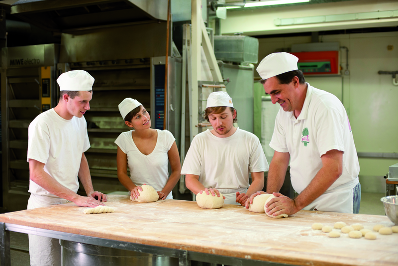 Bäckermeister erklärt Azubis die richtige Knettechnik