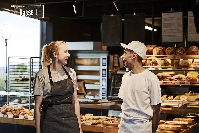 Bäcker Azubi und Verkäuferin im Laden