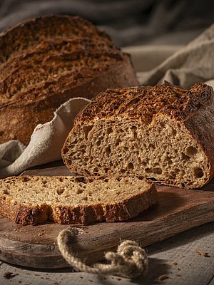 Ein Vollkornbrot in Scheiben geschnitten