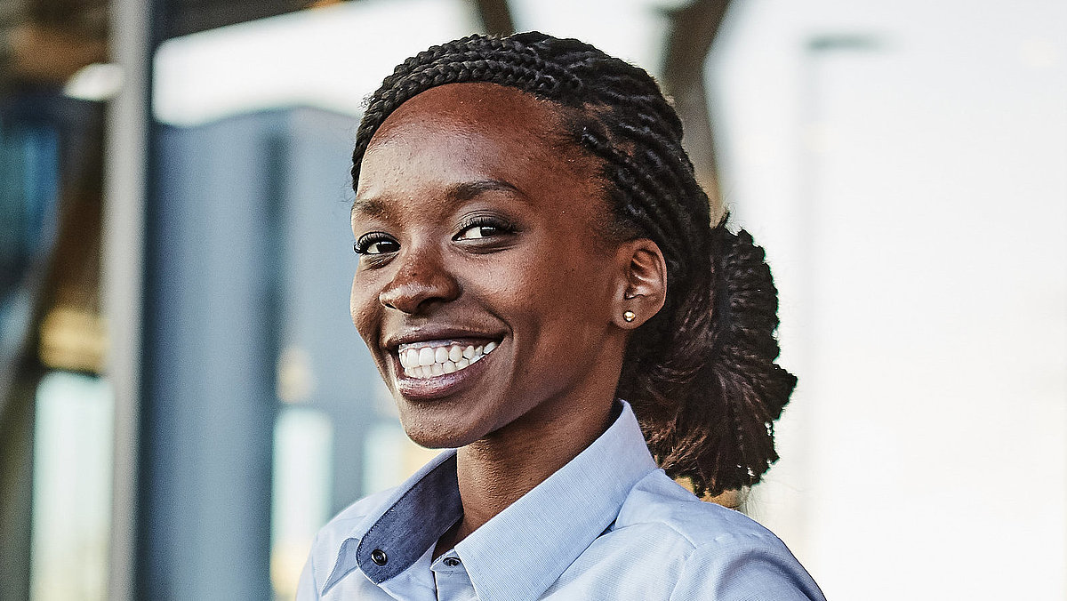 Bäckereifachverkäuferin posiert vor der Kamera