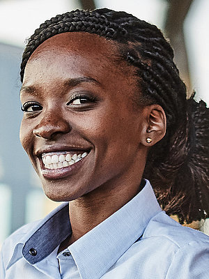 Bäckereifachverkäuferin posiert vor der Kamera