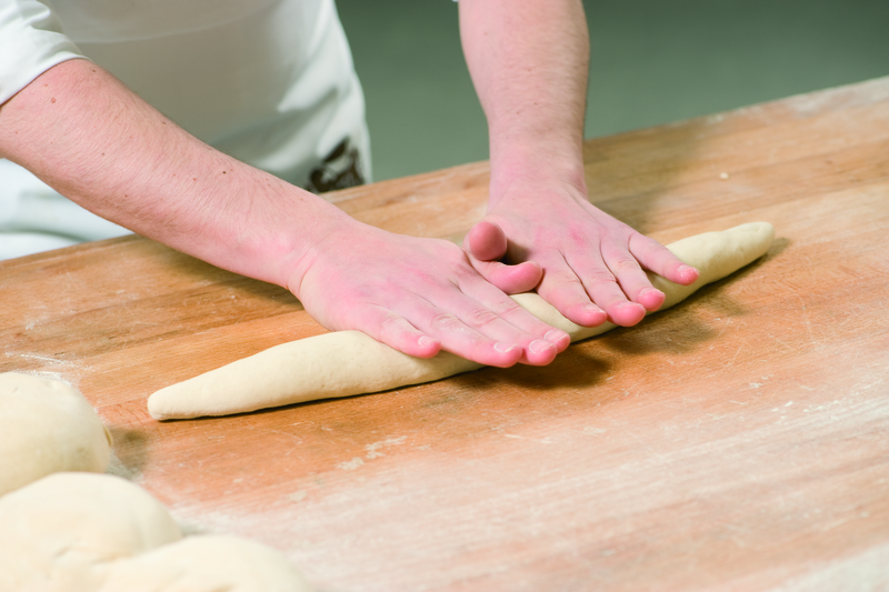 Teig wird mit Händen geformt