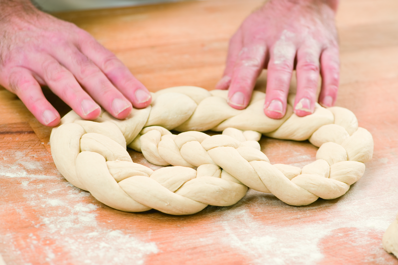 Bäcker formt Teig zu einer Brezel