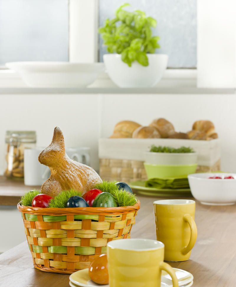 Ostergebäck (Osterhasemotiv) und Osterkorb