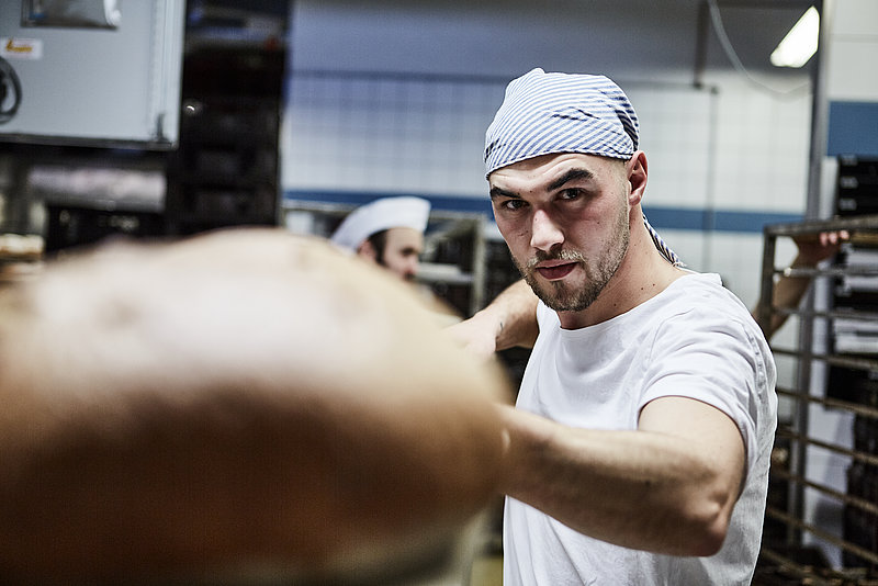 Bäckermeister mit Brotschieber