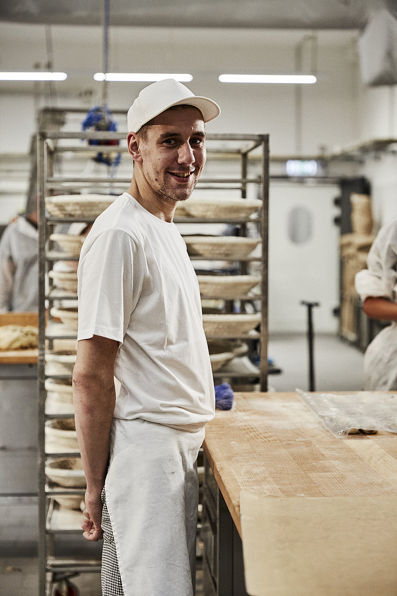 Bäcker Azubi am Arbeitstisch