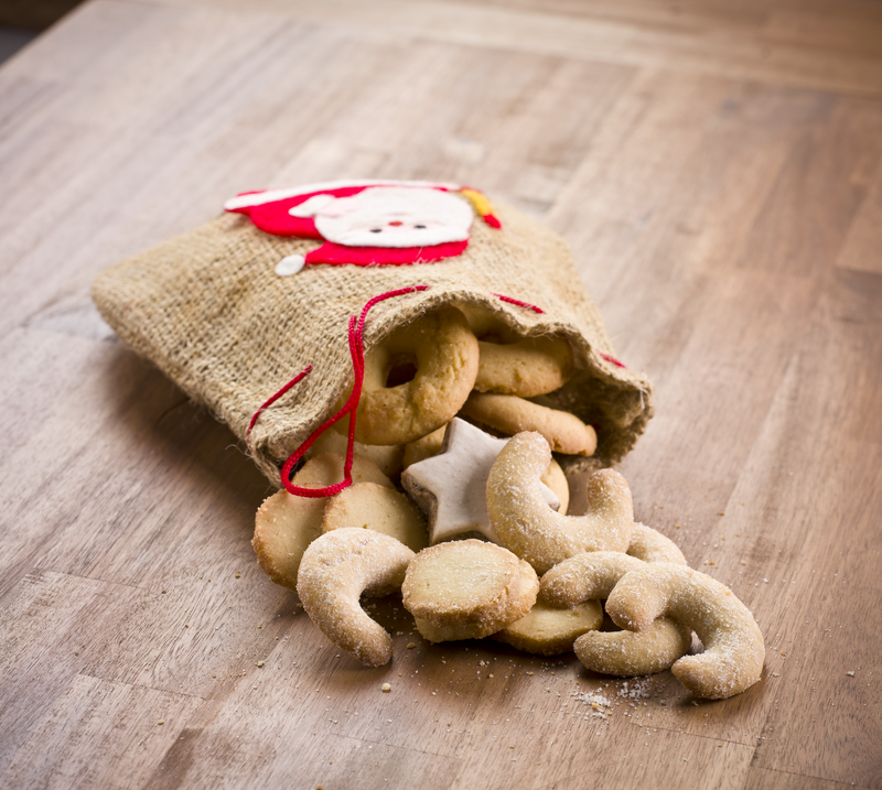 Verschiedene Plätzchen in einem Säckchen