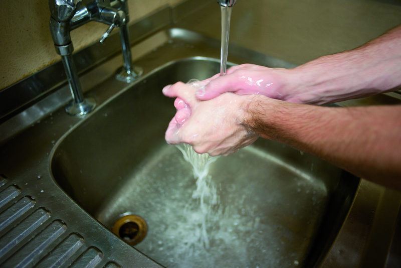 Bäcker wäscht Hände