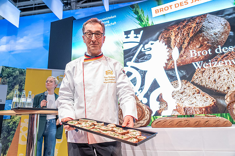 Bäcker präsentiert Butterbrote mit Schnittlauch