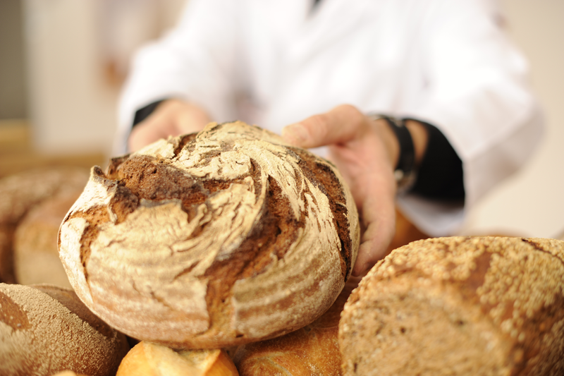 Bäcker präsentiert Brot