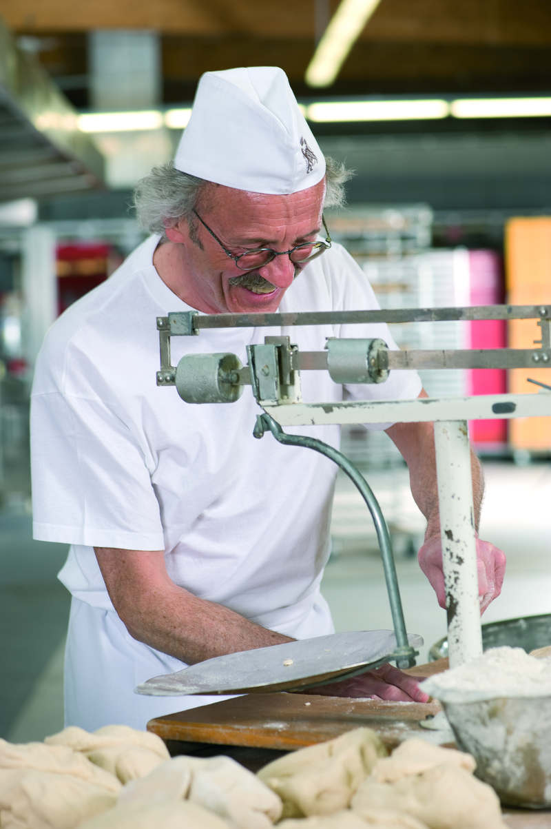 Bäckermeister an der Waage