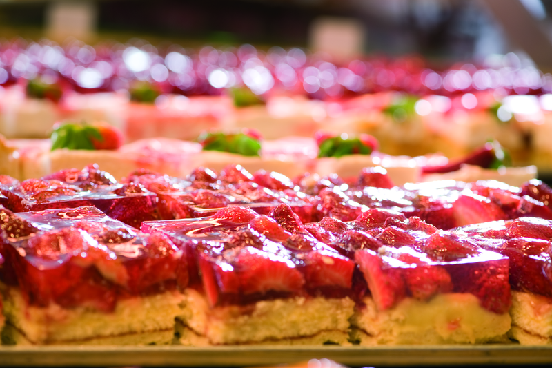 Kuchenauswahl mit frischen Erdbeertörtchen