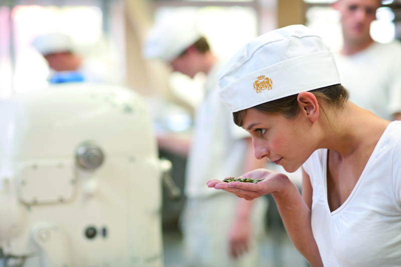 Bäckerauszubildende riecht an Zutaten