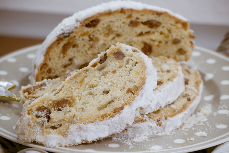 Stollen in Scheiben auf einem Teller