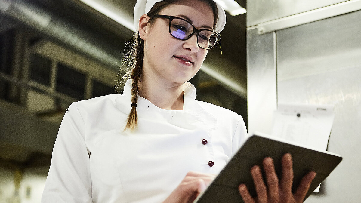 Bäckerin schreibt was auf ein Klemmbrett