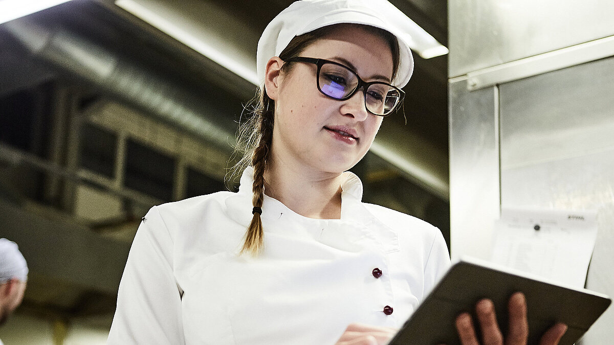 Bäckerin schreibt was auf ein Klemmbrett