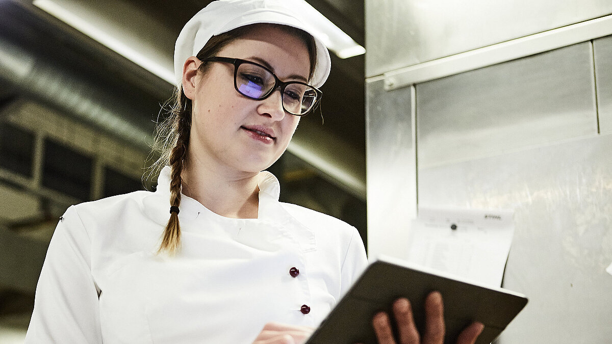 Bäckerin schreibt was auf ein Klemmbrett