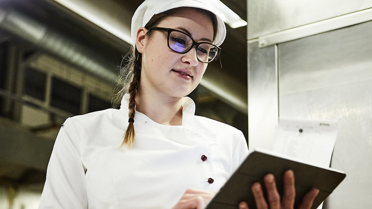 Bäckerin schreibt was auf ein Klemmbrett