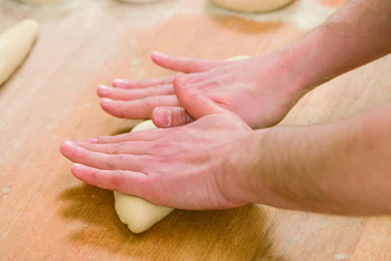 Teig wird mit Händen geformt