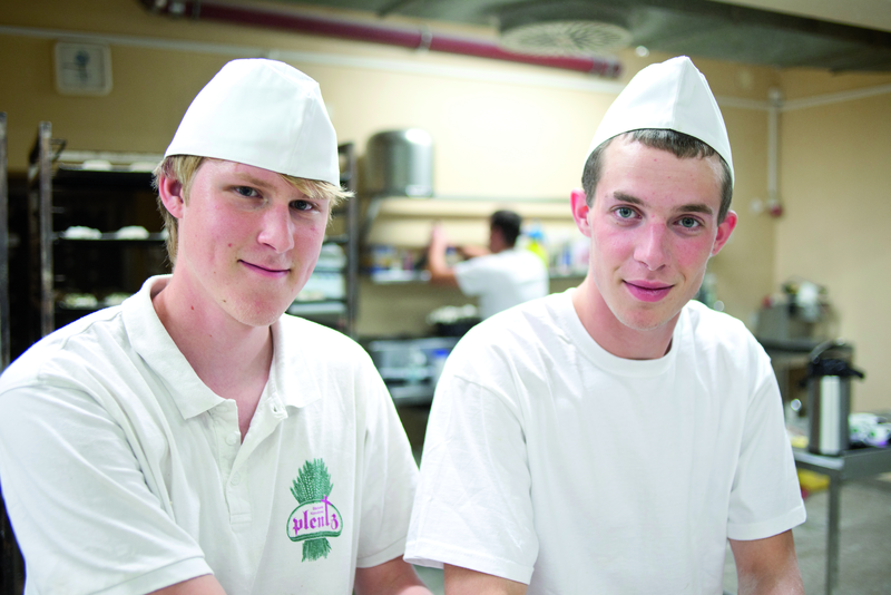 Bäckergesellen in der Backstube