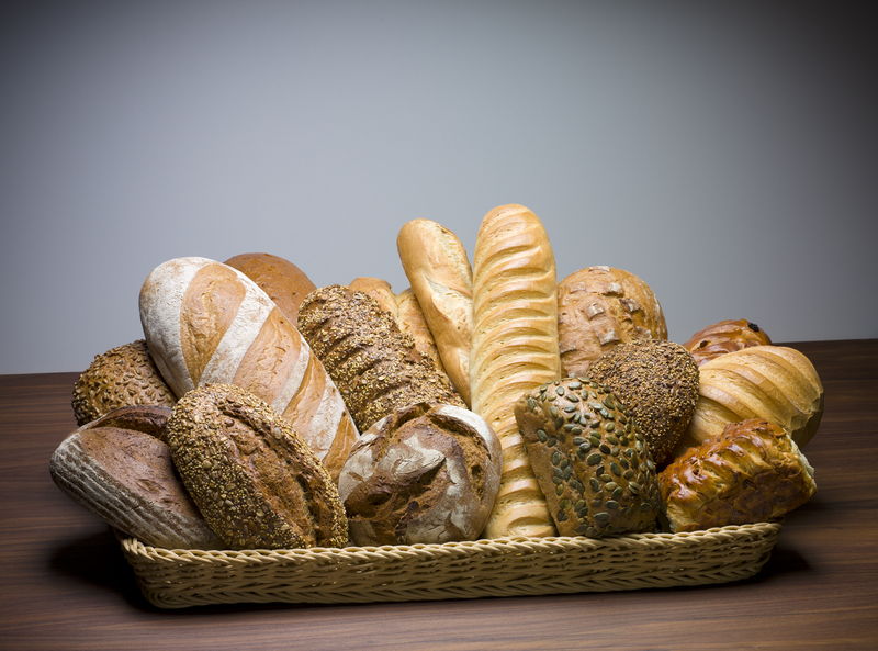 Verschiedene Brotsorten in einem Korb