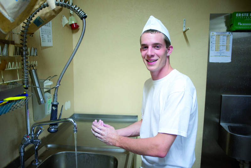 Bäckergeselle wäscht Hände
