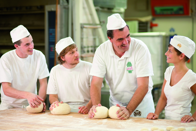 Bäckermeister erklärt Azubis die richtige Knettechnik