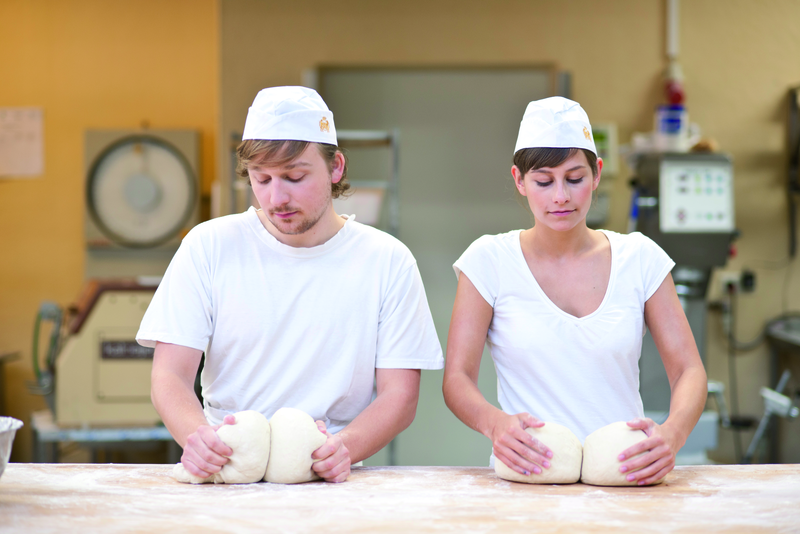 Bäckerlehrlinge kneten Teig
