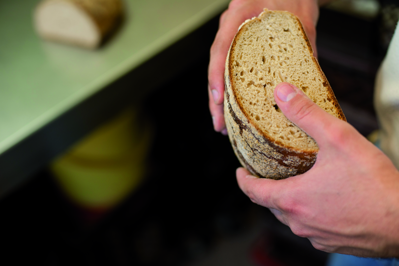 Halber Brotlaib wird auf Qualität überprüft