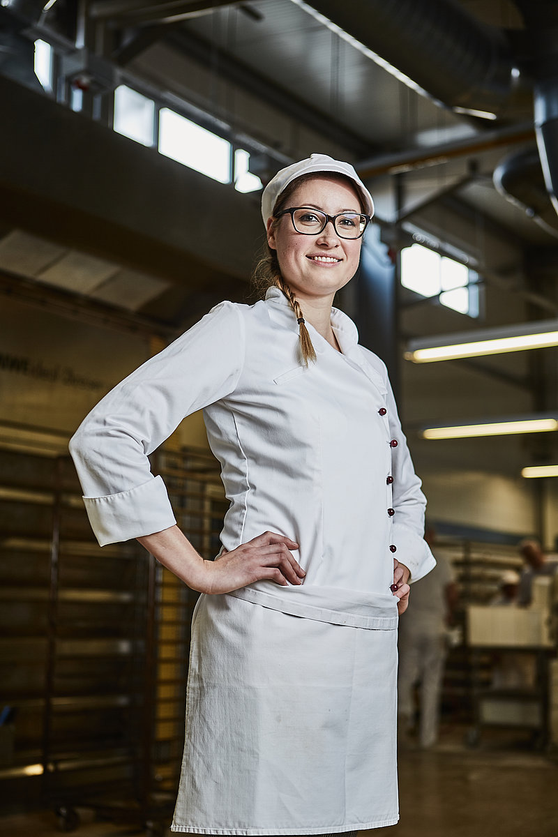 Stolze Bäcker Azubine in der Backstube